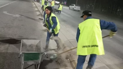 Setenta empleados de la Municipalidad limpiaron de madrugada la Avenida Mosconi