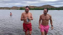 Sin miedo al agua: Rodrigo Buteler cumplió con el desafío y se dio un chapuzón en la Isla Jordán