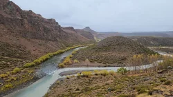 Buscan a un joven que desapareció en las aguas del río Varvarco