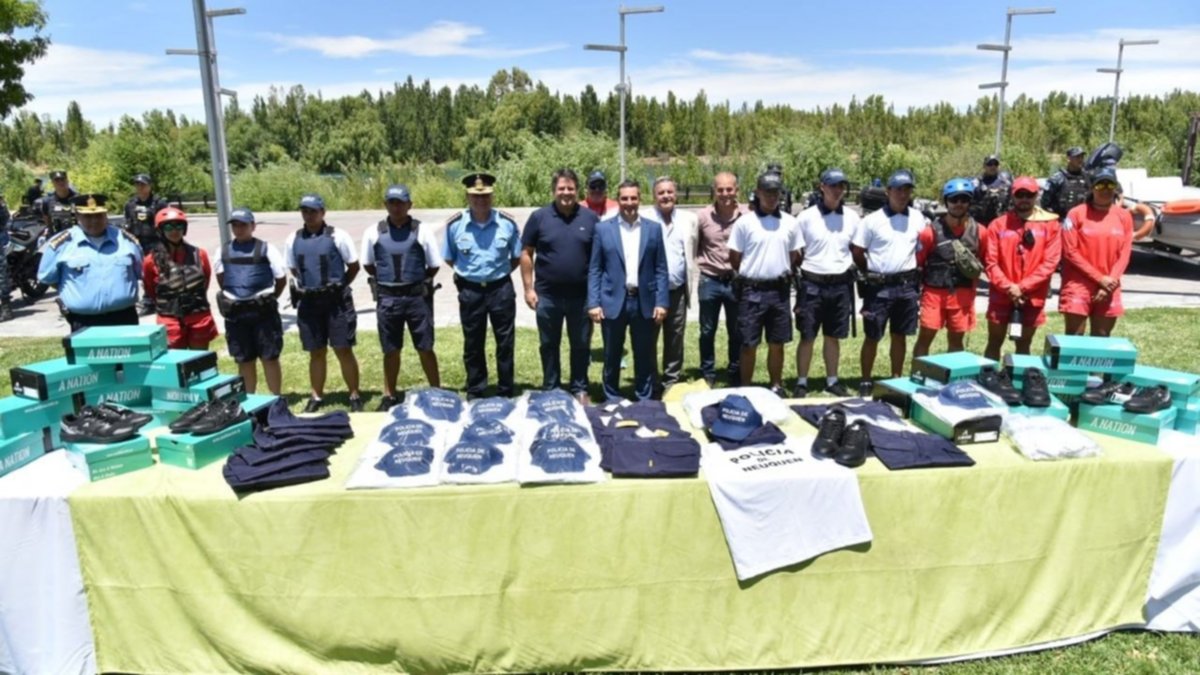 Operativo de Seguridad Balnearia: 150 agentes recibieron sus uniformes de verano