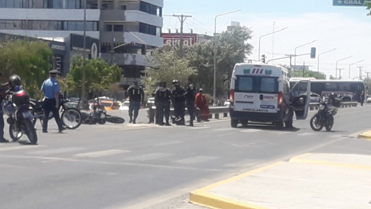 Un policía en moto perseguía a un delincuente, quiso pasar a un auto y chocó