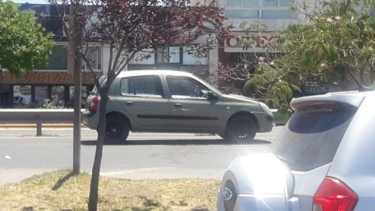 Un policía en moto perseguía a un delincuente, quiso pasar a un auto y chocó