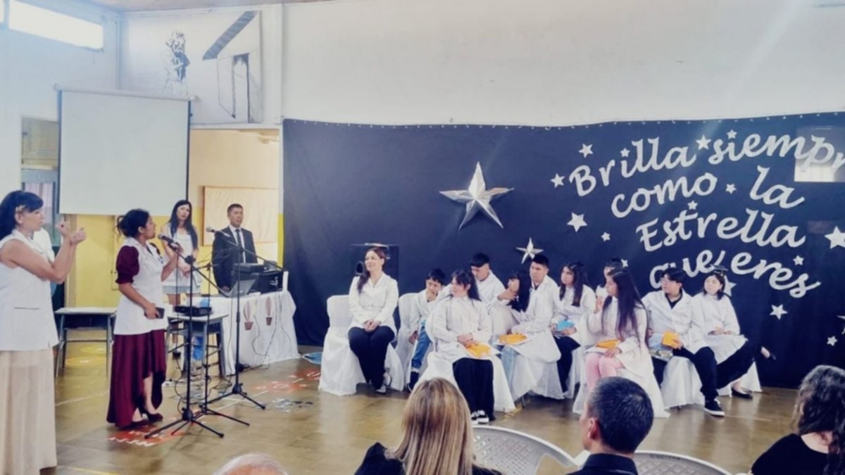 Conmovedora despedida de alumnos egresados con una canción en lengua de señas