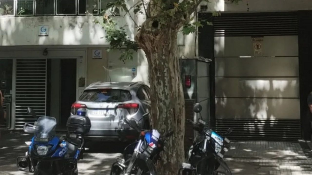 Intentó robar un edificio y al escapar de la policía cayó de un noveno piso: murió en el acto