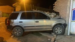 Centenario: desnudos y borrachos iban en una camioneta y chocaron contra una vivienda