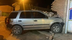 Centenario: desnudos y borrachos iban en una camioneta y chocaron contra una vivienda