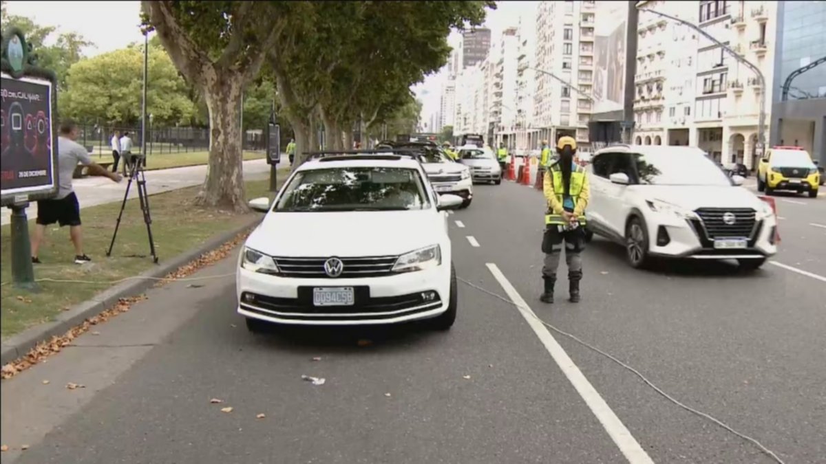Polémica: un diplomático ruso se negó a hacer el test de alcoholemia y se atrincheró en su auto