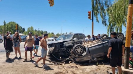 Plottier: volcó luego de ser impactado por una camioneta en la Ruta 22
