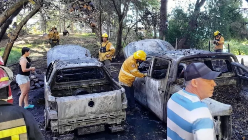 Dejaron cenizas encendidas y se quemaron dos camionetas y un galpón en Villa Pehuenia