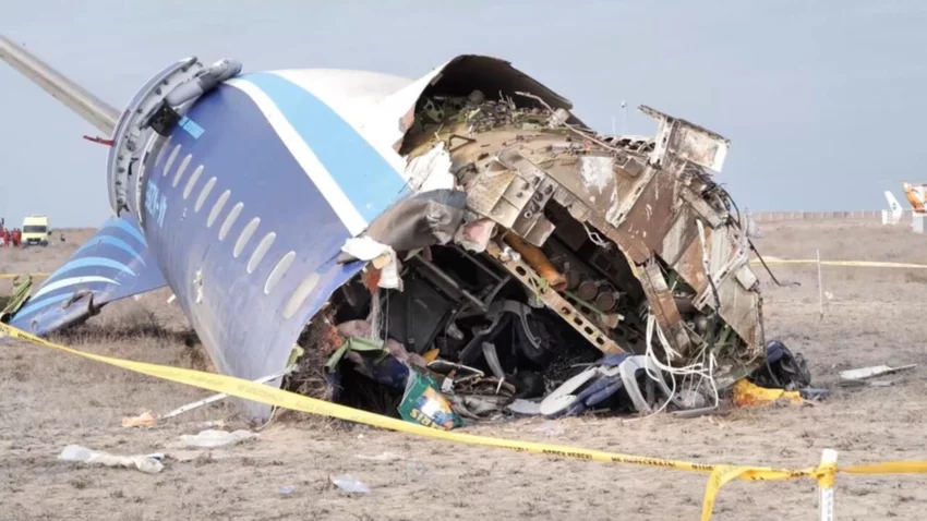 En medio del luto, investigan las causas de la tragedia aérea en Azerbaiyán