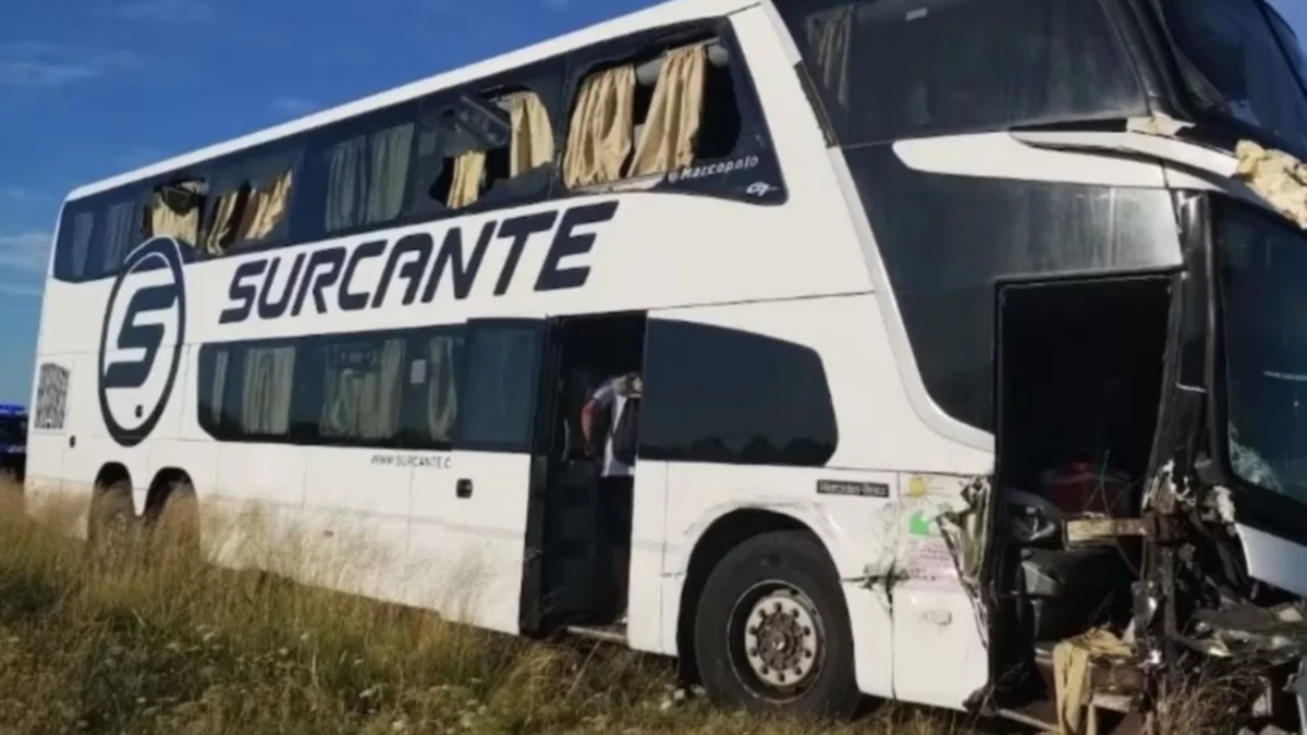 Chocó un colectivo con egresados de Neuquén y Río Negro