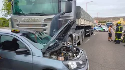Un camión arrastró varios metros a un vehículo sobre la Ruta 22