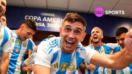 Divertido cruce entre el "Dibu" Martínez y De Paul: "Viví en el año que quieras"