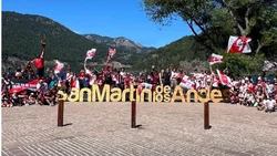 Hinchas de River le ponen color al arribo del plantel a San Martín de los Andes
