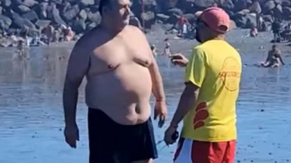 Un turista se agarró a las piñas con los guardavidas