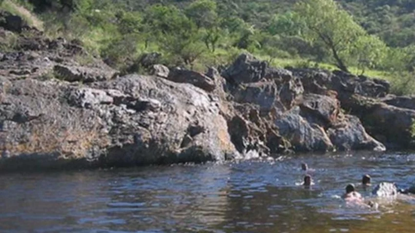 Un turista se tiró al río y murió al golpearse contra una piedra