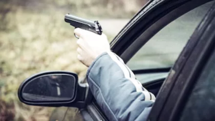 Sacó un arma por la ventanilla y amenazó a un grupo de runners