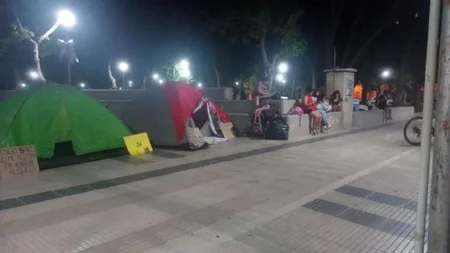 Qué ocurre en la plaza de Plottier donde acampan varias familias