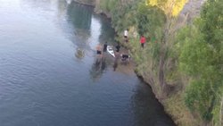 Buscan con buzos a la niña que se llevó el río Limay