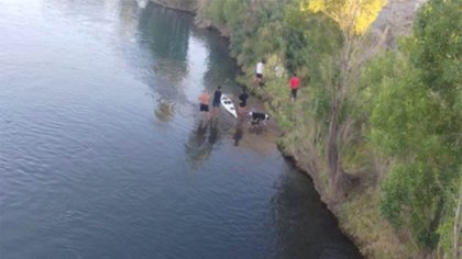 Buscan con buzos a la niña que se llevó el río Limay