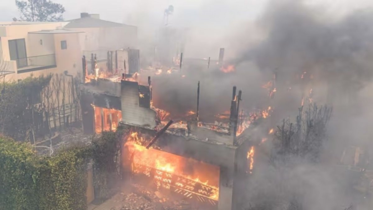 Millonarios y celebridades evacúan sus mansiones en medio de un arrasador incendio
