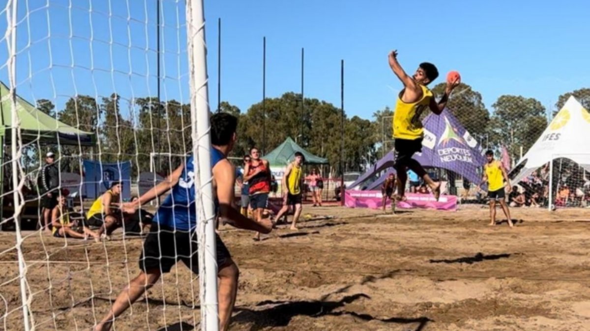 Con presencia de neuquinos y rionegrinos se disputa la segunda del Circuito de Beach Handball