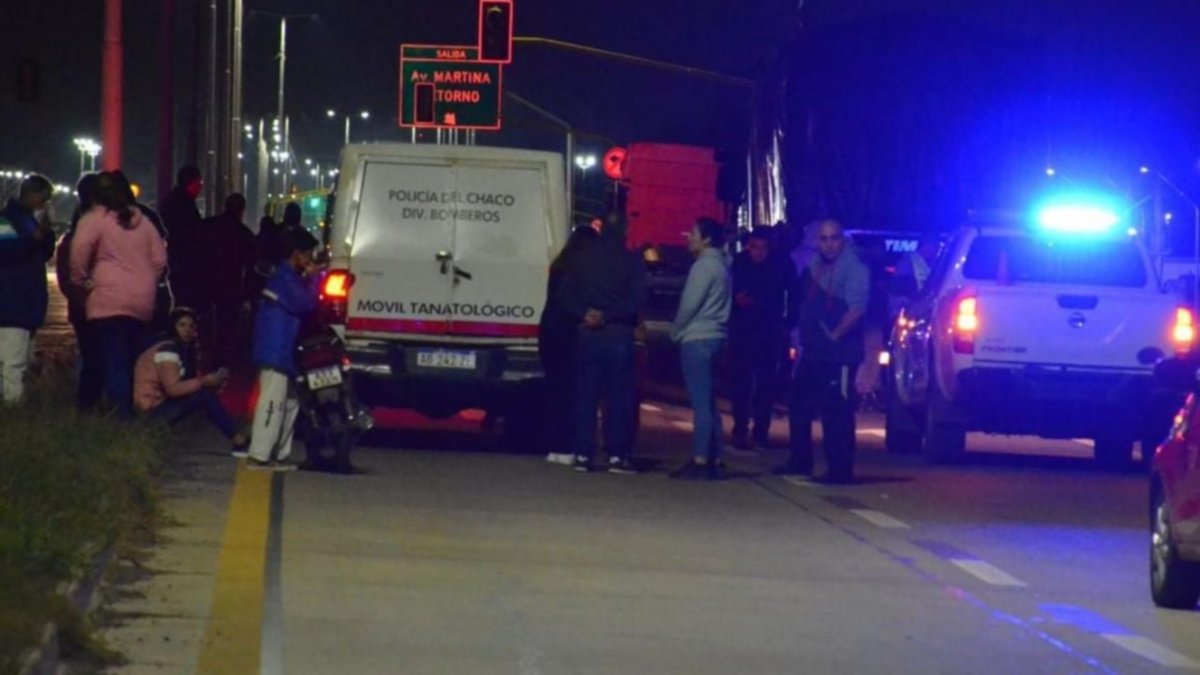 Pinchó una rueda, bajó a cambiarla y murió atropellado por otro auto