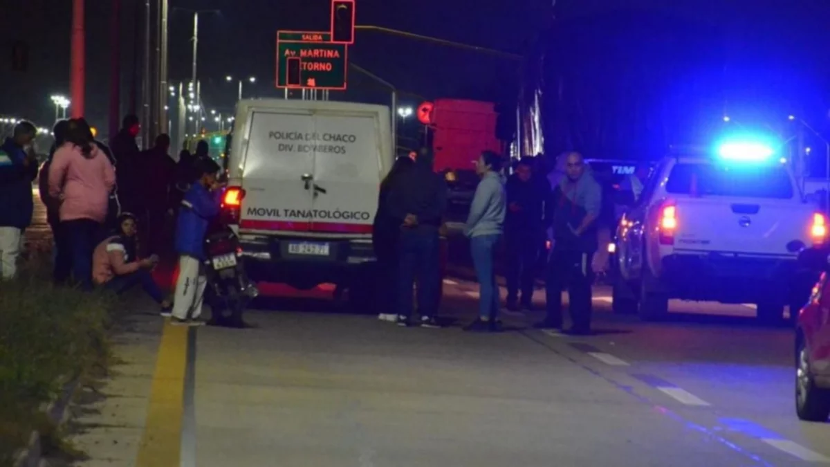 Pinchó una rueda, bajó a cambiarla y murió atropellado por otro auto