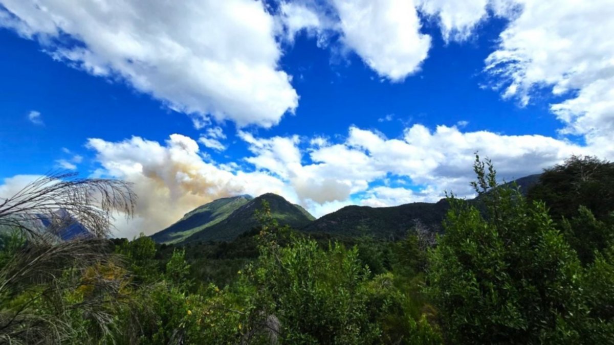 Incendio en Los Manzanos: el viento aumentó la actividad del fuego