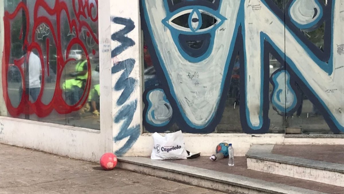 Desalojaron a limpiavidrios que se habían instalado en una esquina de Neuquén