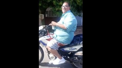 Un inspector de tránsito conducía sin patente, sin casco y con una lata de cerveza