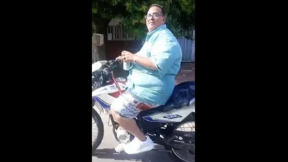 Un inspector de tránsito conducía sin patente, sin casco y con una lata de cerveza