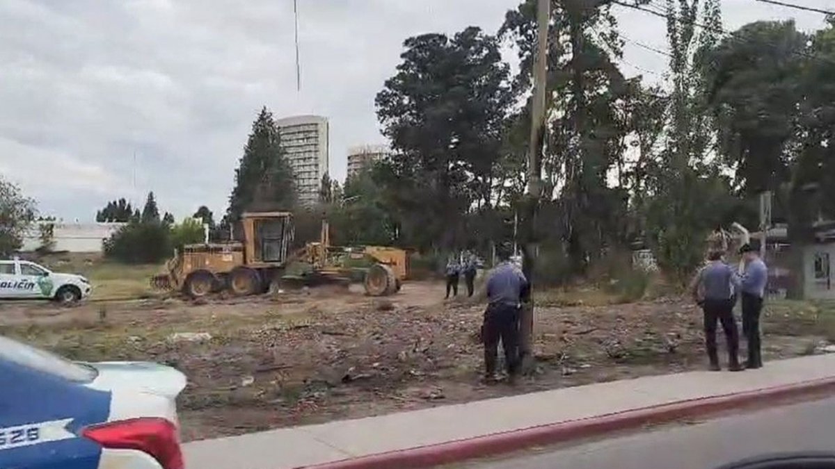 Arrastraron con una retroexcavadora a un joven que estaba durmiendo