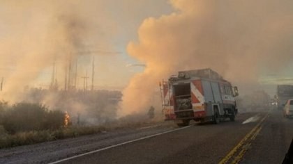 El acoplado de un camión de encomiendas se incendió en la Ruta 151: que sucedió
