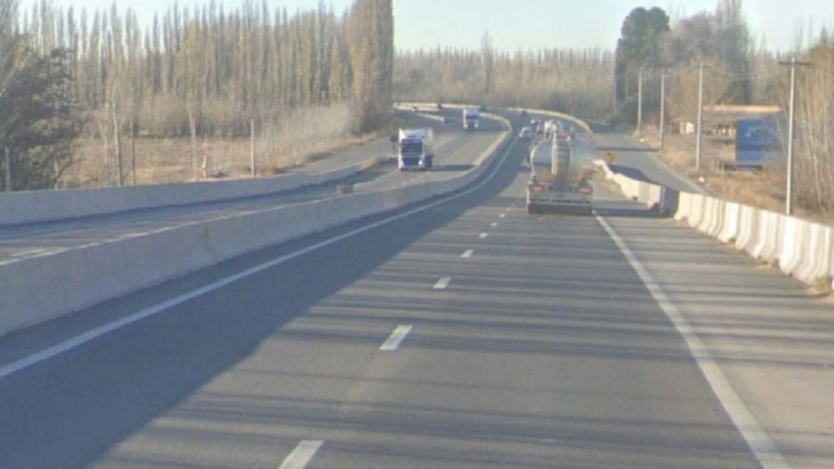 Ruta 22: Un policía de franco chocó contra unos pallets que cayeron de un camión