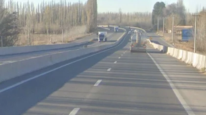 Ruta 22: Un policía de franco chocó contra unos pallets que cayeron de un camión