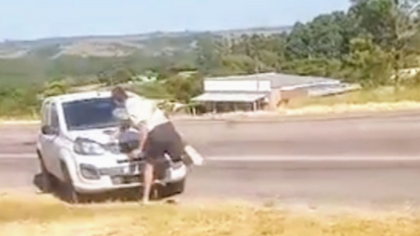 Detuvieron a un policía de Villa Regina en Brasil por atacar un auto a piedrazos