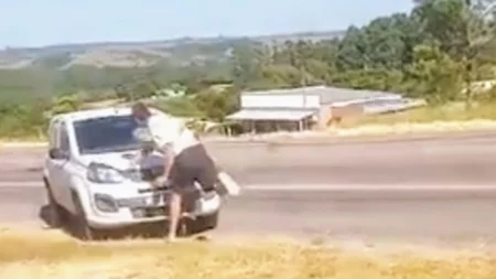 Detuvieron a un policía de Villa Regina en Brasil por atacar un auto a piedrazos