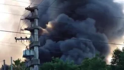 Impresionante incendio en un depósito: 15 dotaciones de Bomberos y vecinos evacuados
