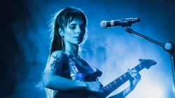 Sol Azul, la artista de Roca que destaca por su identidad musical y visual
