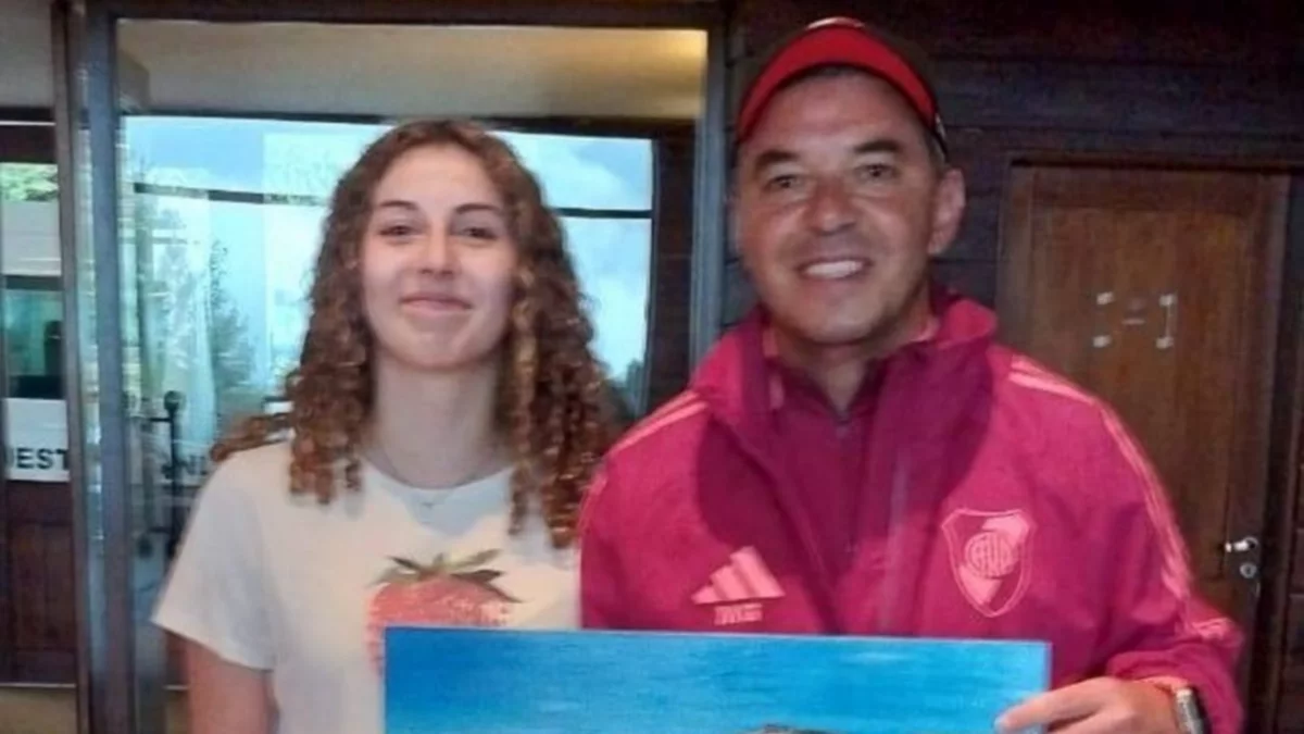 Una joven zapalina le entregó su obra de arte a Marcelo Gallardo