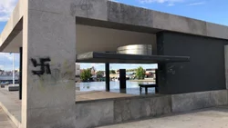 Pintadas nazis y homofóbicas en el monumento a los caídos en Malvinas
