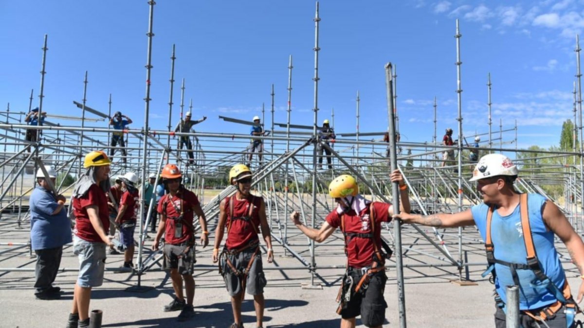 Se viene la Fiesta de la Confluencia 2025 y empezaron a montar las estructuras