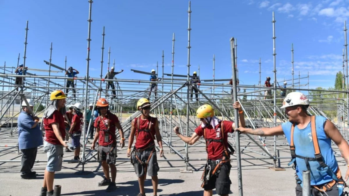 Se viene la Fiesta de la Confluencia 2025 y empezaron a montar las estructuras