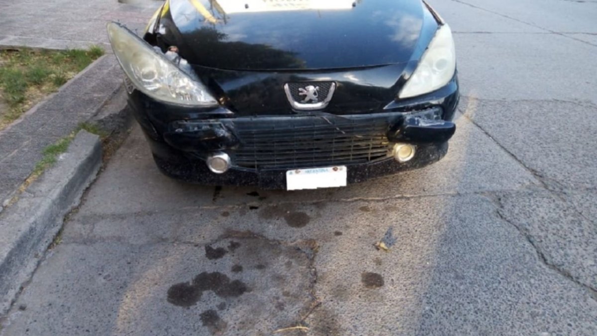 Sacó su auto del taller en Roca, se lo chocaron y se escaparon: Busca a los responsables