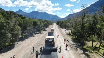 Avanza el asfalto de la ruta que une a Villa Traful con la Confluencia