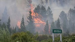 Sigue el operativo para apagar el incendio en Epuyén, que ya arrasó 2.700 hectáreas