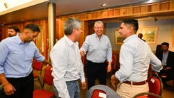 Figueroa teje un poncho grande y elige hasta quiénes quedarán afuera