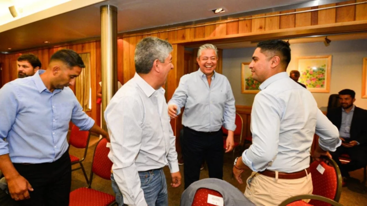 Figueroa teje un poncho grande y elige hasta quiénes quedarán afuera