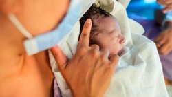 Una nena de 13 años dio a luz y los vecinos apuntan contra su familia